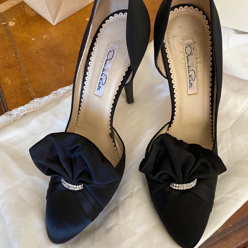 Stunning Satin crystal Oscar de la Renta Heels